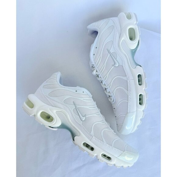 10 WOMEN'S NIKE AIR MAX PLUS ALL TRIPLE WHITE RUNNING SNEAKERS DM2362-100 - Picture 2 of 9